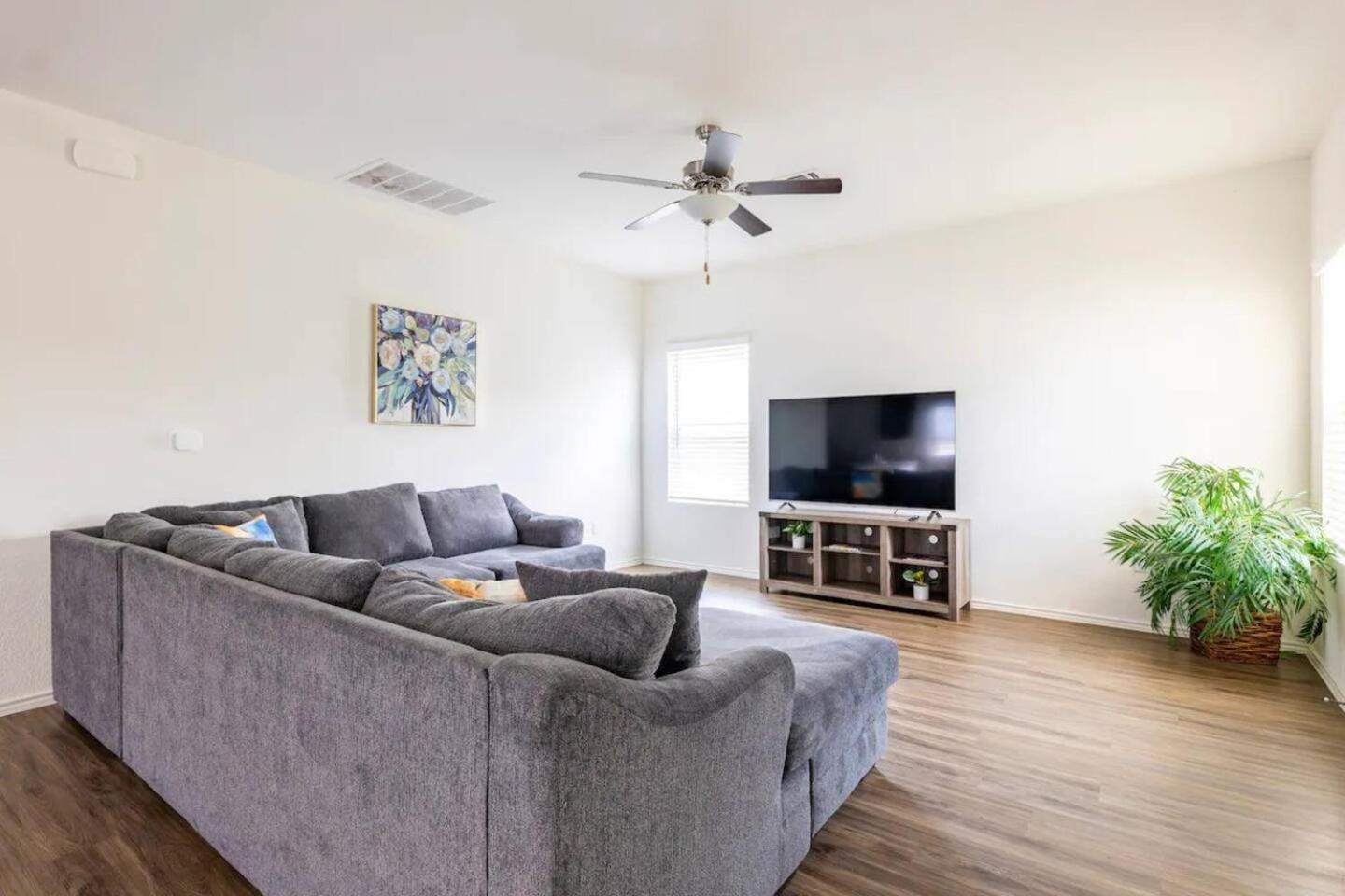 Contemporary Near Downtown & Airport *