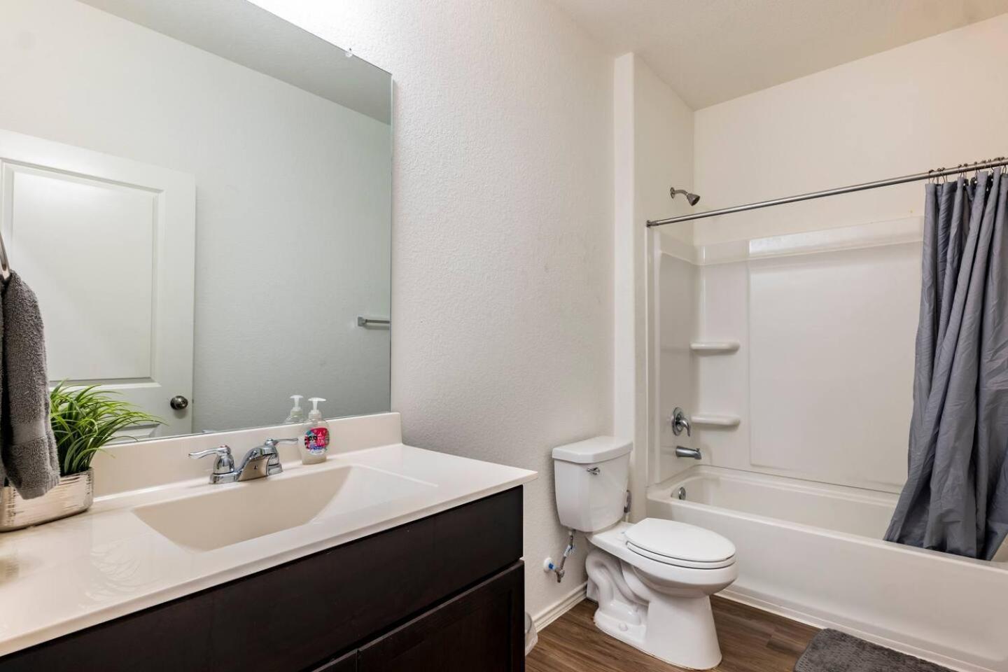 Contemporary Near Downtown & Airport