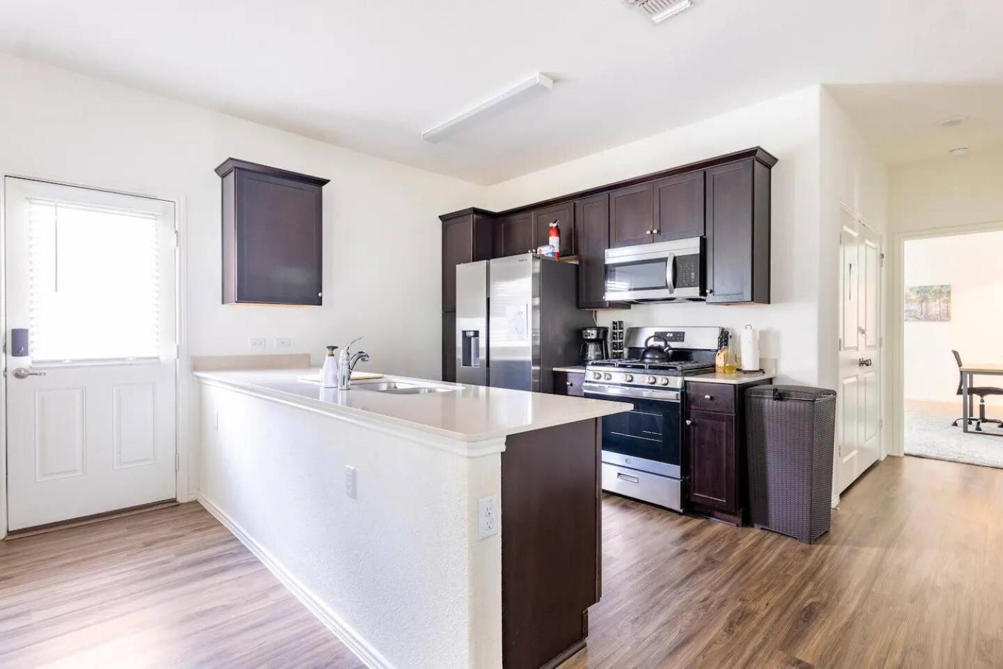 Contemporary Near Downtown & Airport Holiday home *