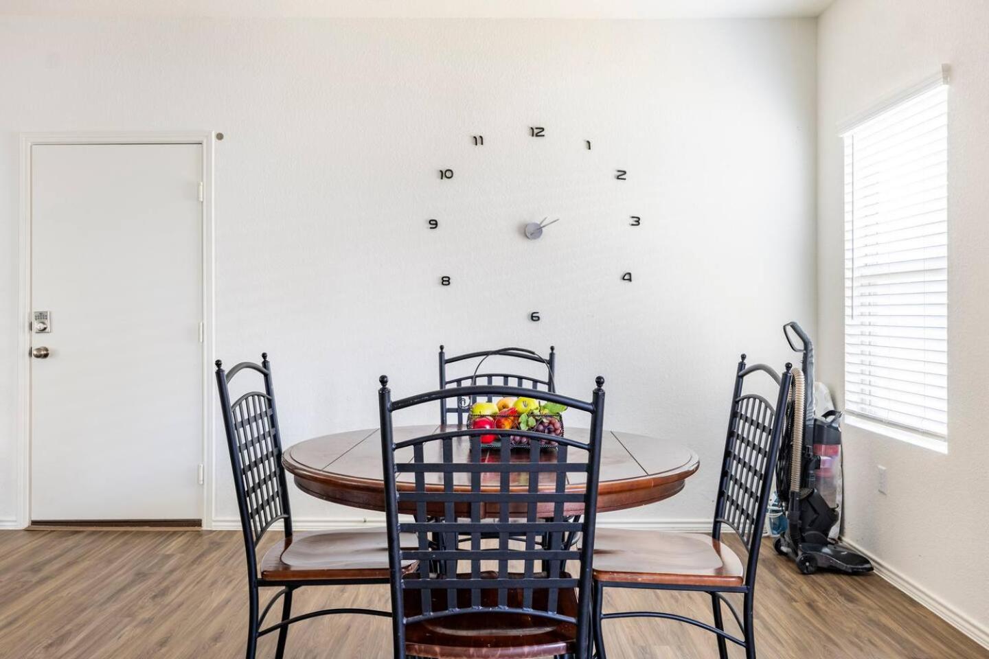 Contemporary Near Downtown & Airport Holiday home