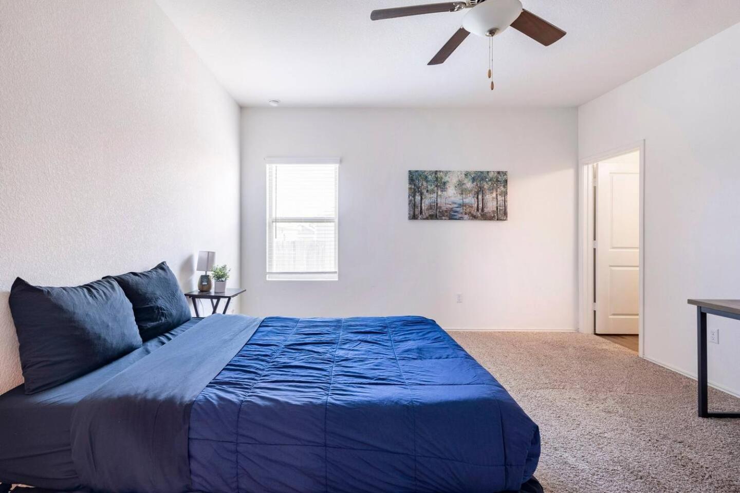 Contemporary Near Downtown & Airport *