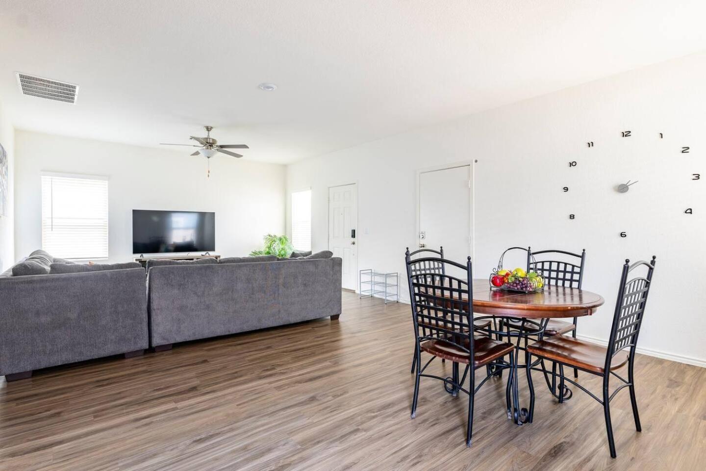 Contemporary Near Downtown & Airport Holiday home