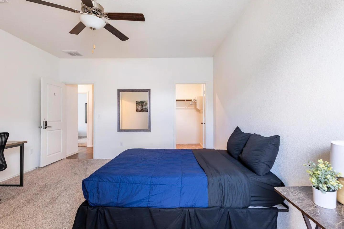 Contemporary Near Downtown & Airport Holiday home *