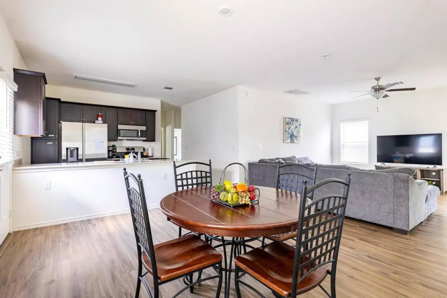 Contemporary Near Downtown & Airport