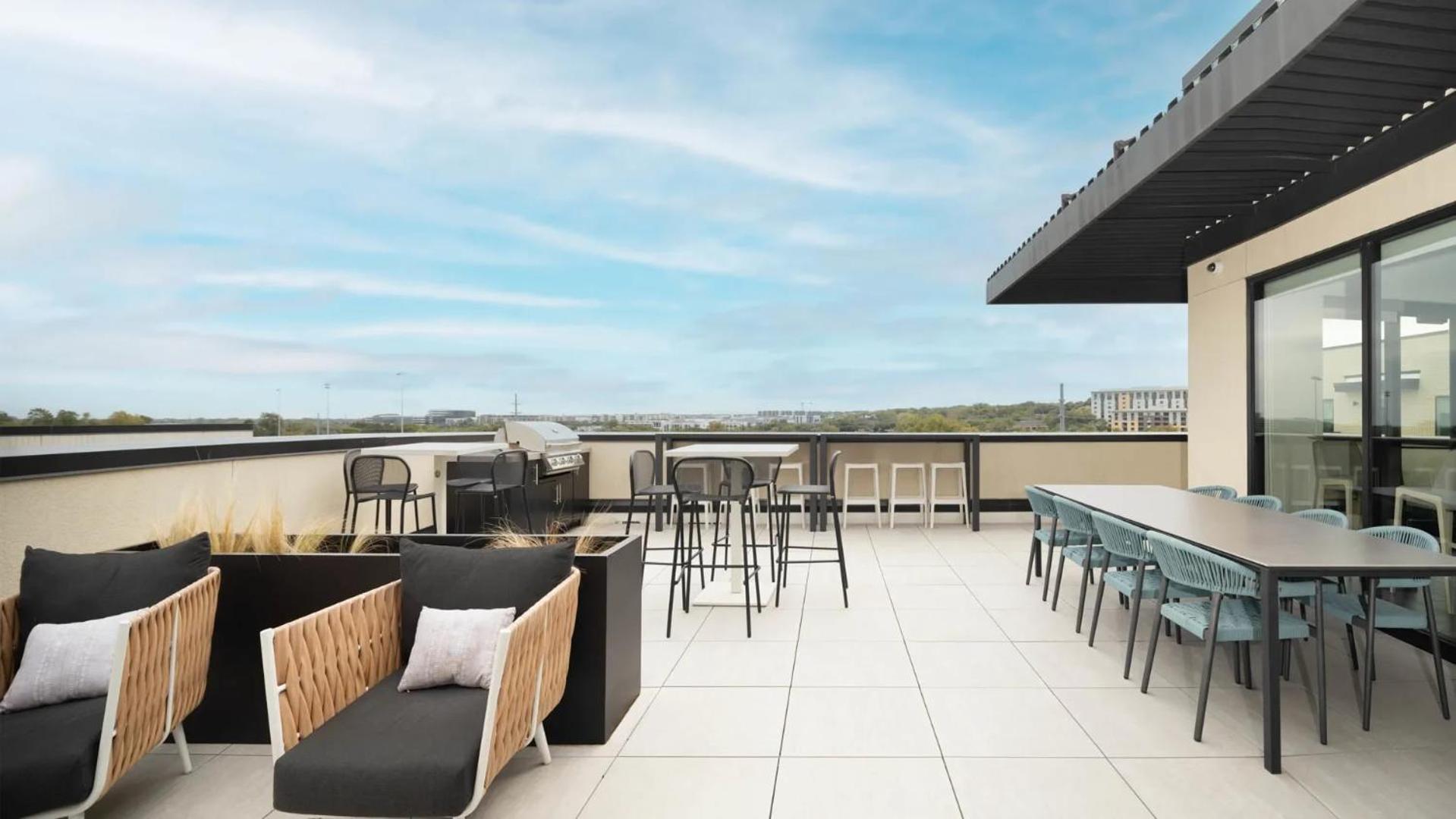 Downtown With Pool And Trail Access Apartment *