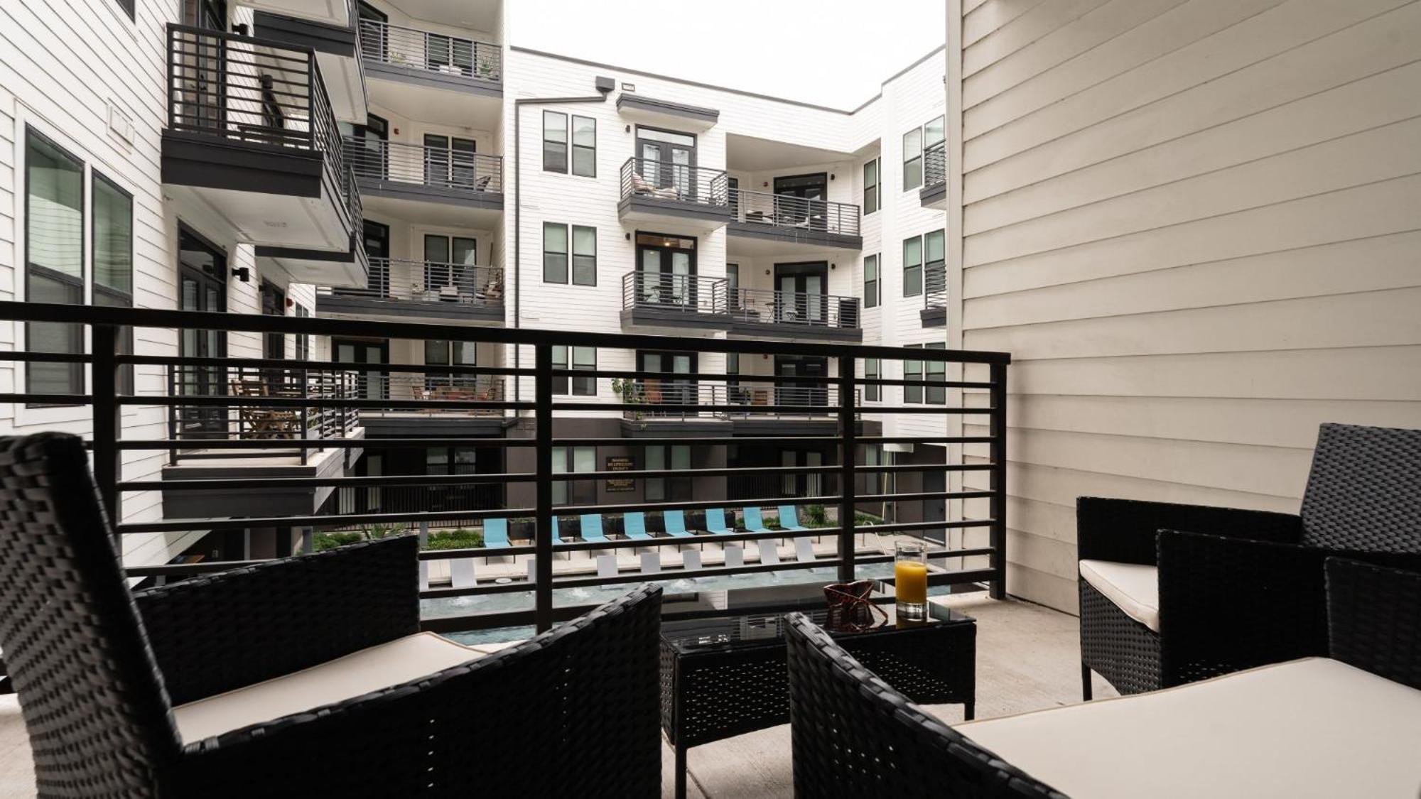 Downtown With Pool And Trail Access Apartment Austin