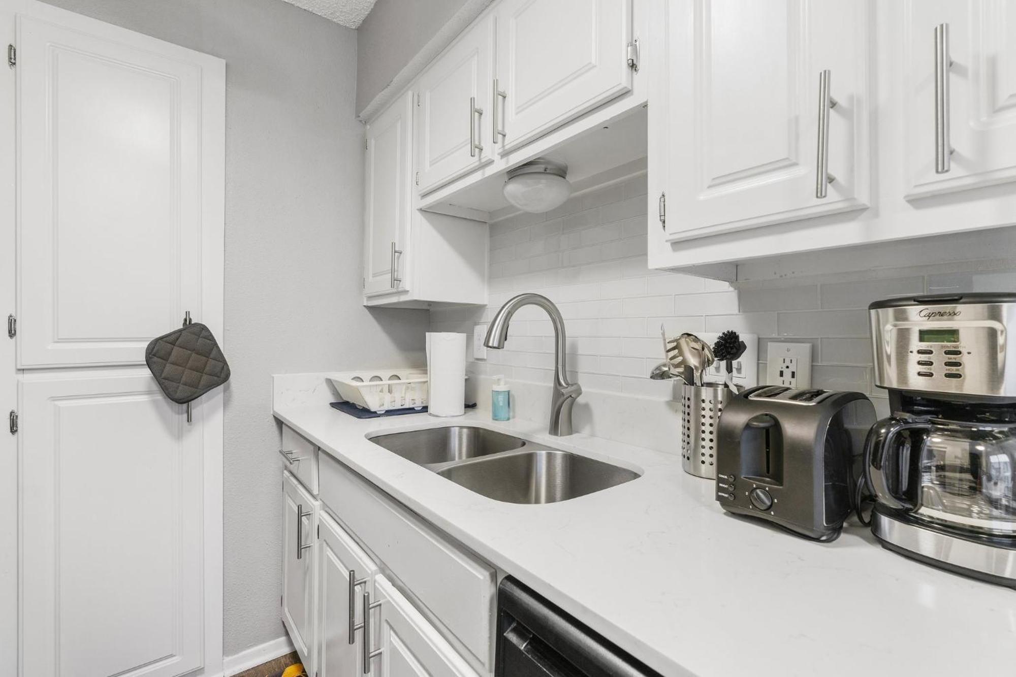 Apartment North Lamar Gem: 1br Pool Bbq *