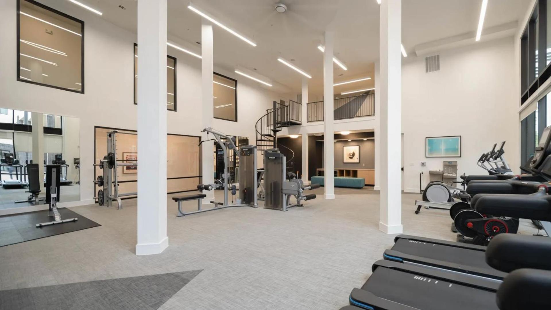 Downtown With Pool And Trail Access Apartment *