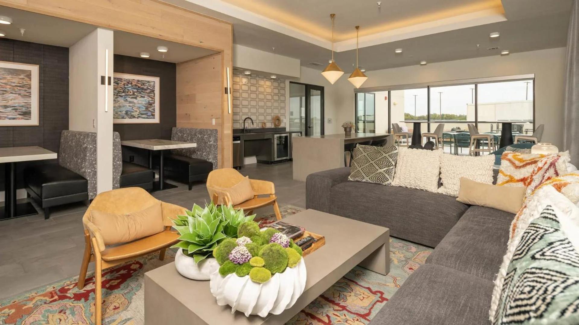 Apartment Downtown With Pool And Trail Access *