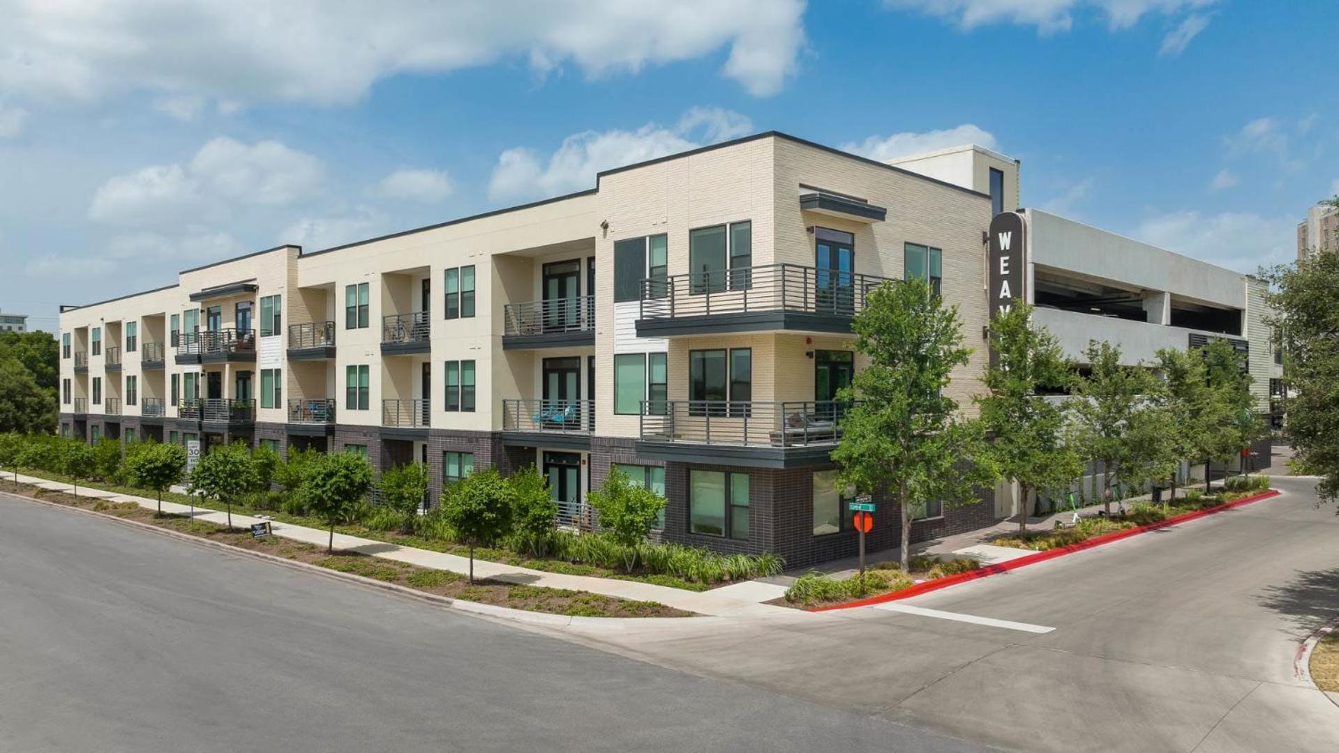 Downtown With Pool And Trail Access Apartment