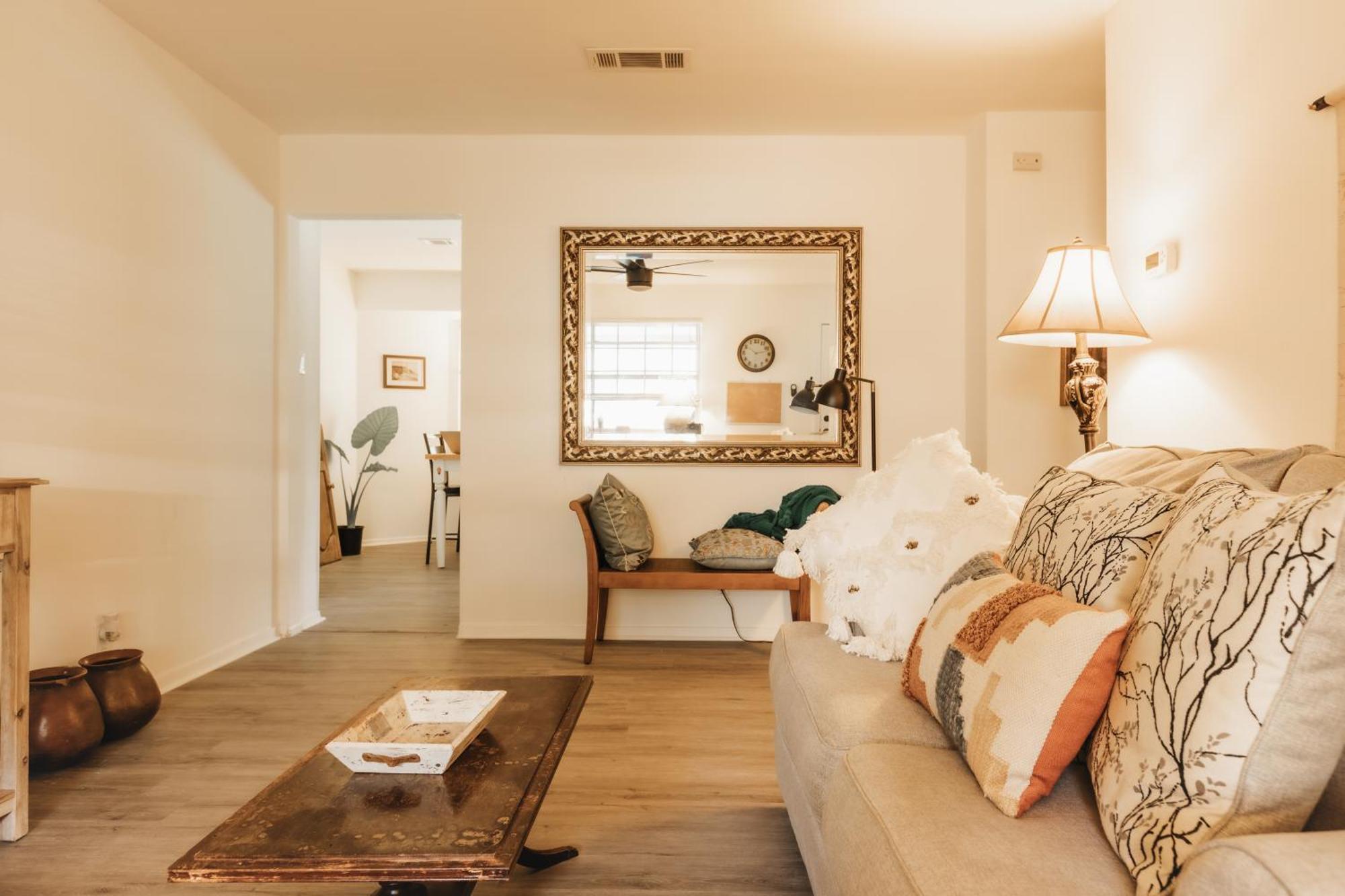 Garden Oasis With Cowboy Pool, & Movie Nights By Soco