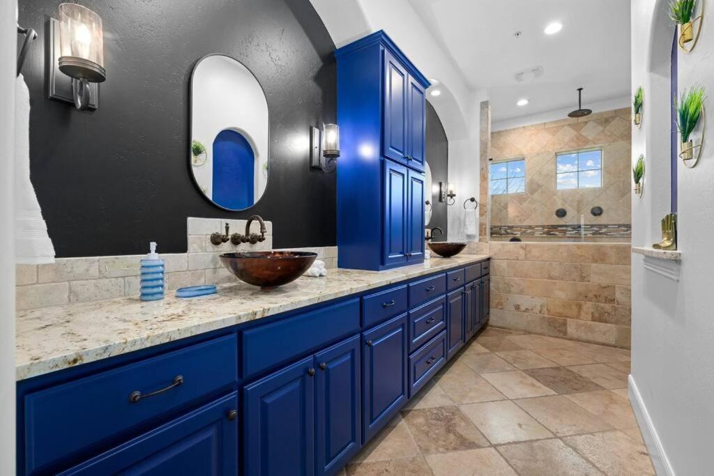 Pet Friendly Retreat In With Pool-backyard Holiday home