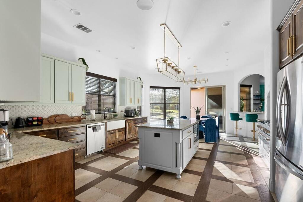Pet Friendly Retreat In With Pool-backyard * Austin