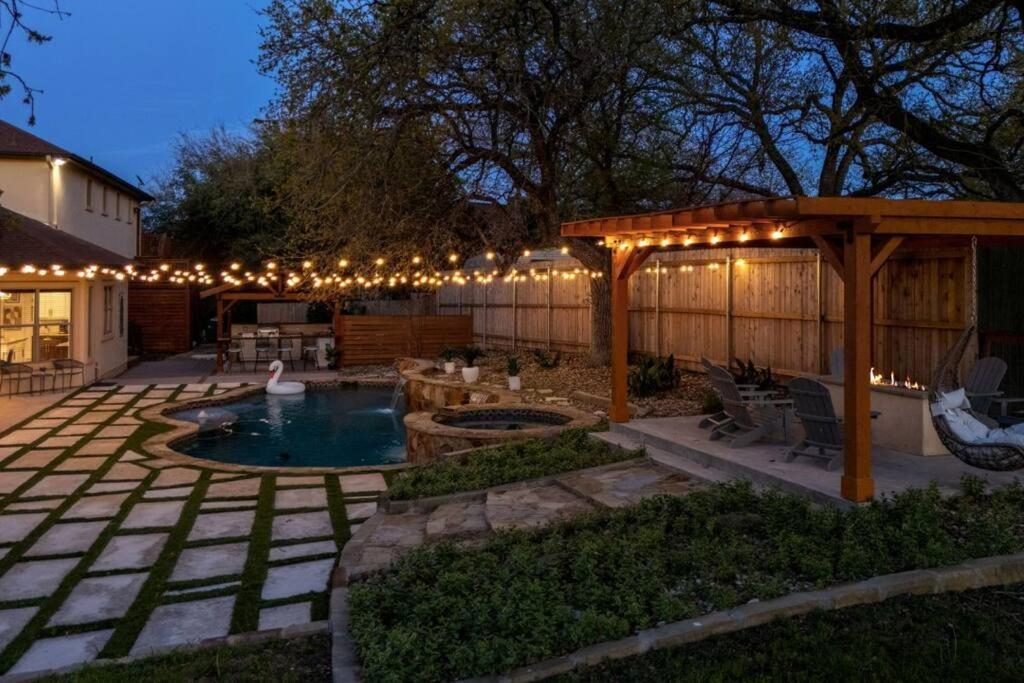 Pet Friendly Retreat In With Pool-backyard Austin