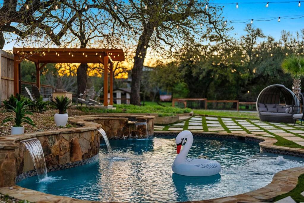 Pet Friendly Retreat In With Pool-backyard