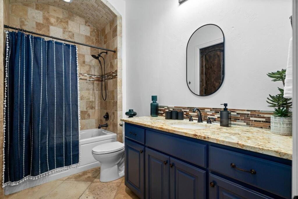 Holiday home Pet Friendly Retreat In With Pool-backyard Austin