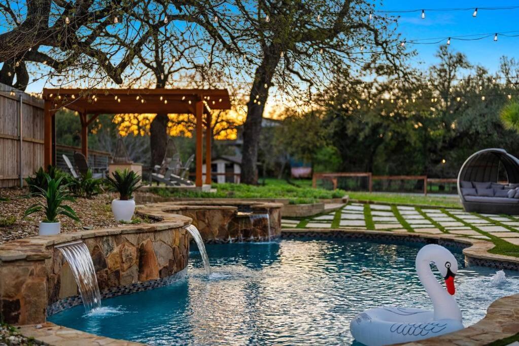 Holiday home Pet Friendly Retreat In With Pool-backyard Austin