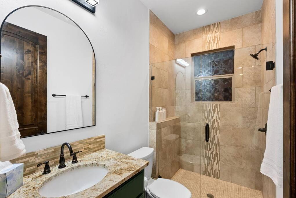Pet Friendly Retreat In With Pool-backyard *