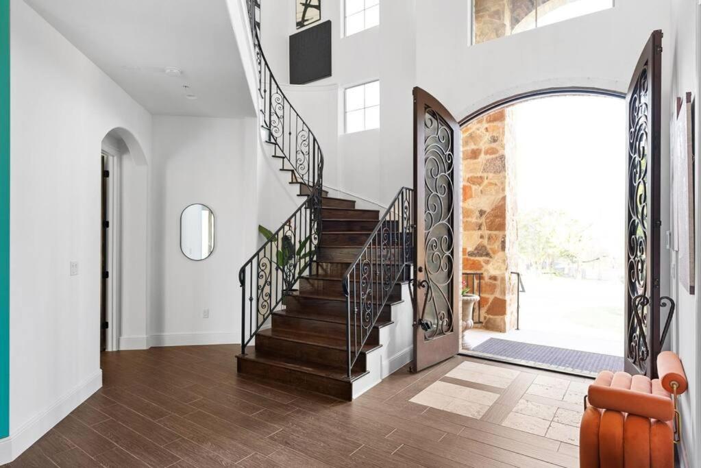 Pet Friendly Retreat In With Pool-backyard Austin