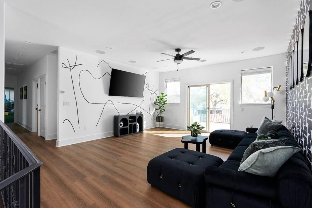 Pet Friendly Retreat In With Pool-backyard Holiday home