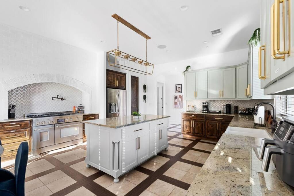 Holiday home Pet Friendly Retreat In With Pool-backyard Austin