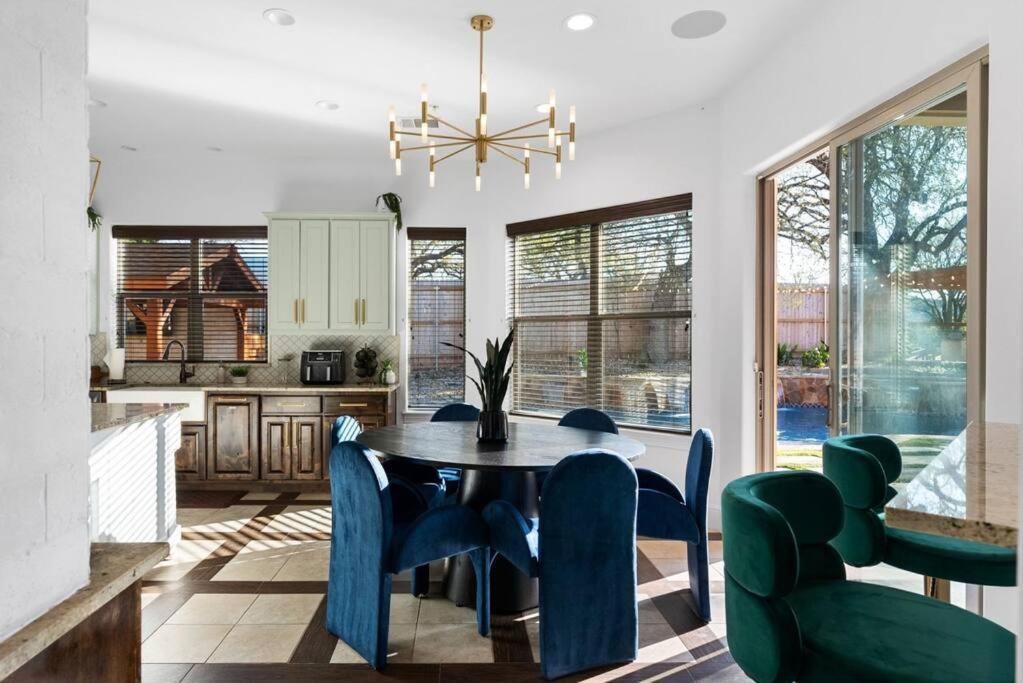 Pet Friendly Retreat In With Pool-backyard *