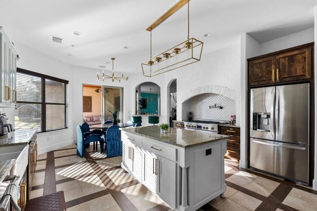 Pet Friendly Retreat In With Pool-backyard Austin