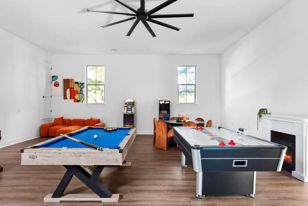Pet Friendly Retreat In With Pool-backyard * Austin