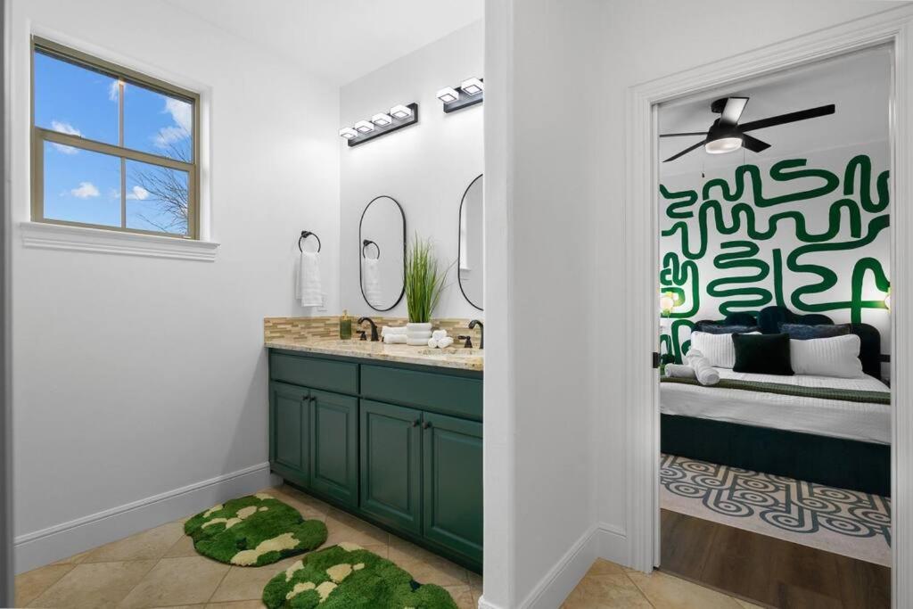Pet Friendly Retreat In With Pool-backyard Holiday home *
