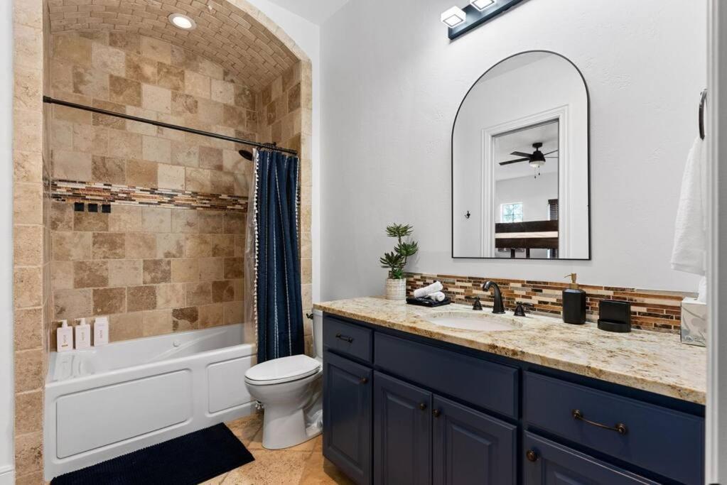 Holiday home Pet Friendly Retreat In With Pool-backyard Austin