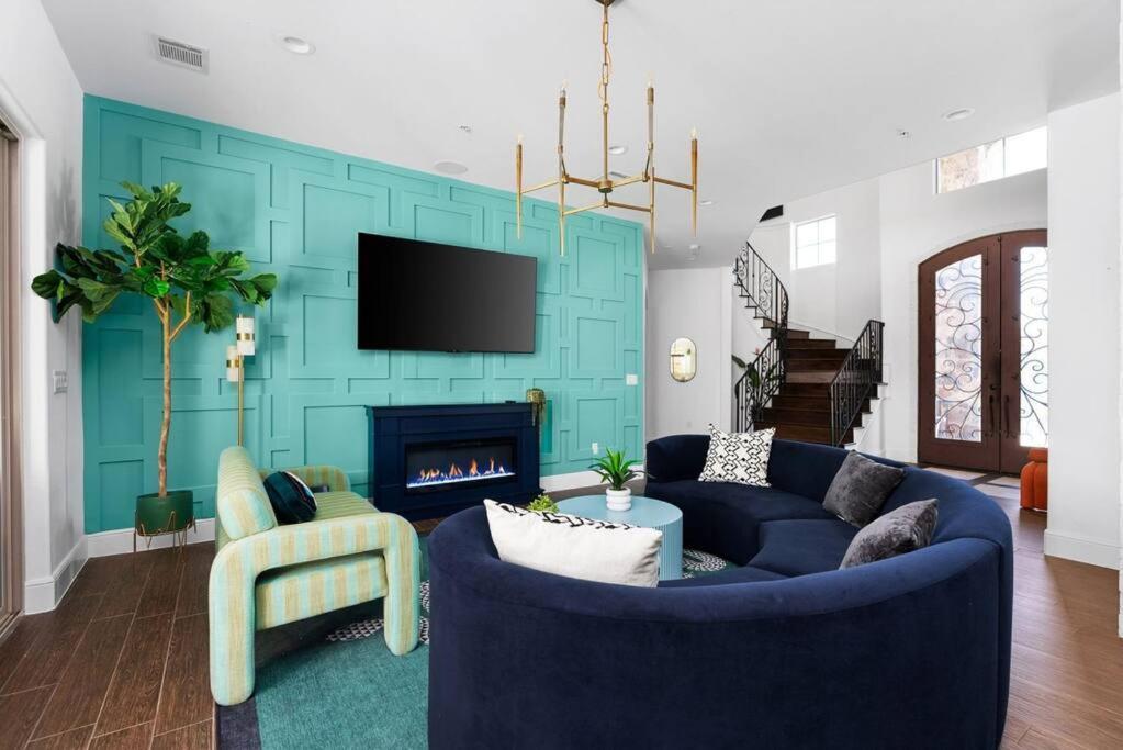 Pet Friendly Retreat In With Pool-backyard *