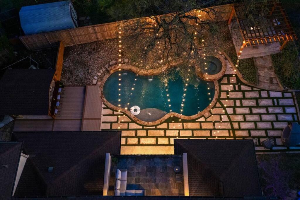 Holiday home Pet Friendly Retreat In With Pool-backyard *