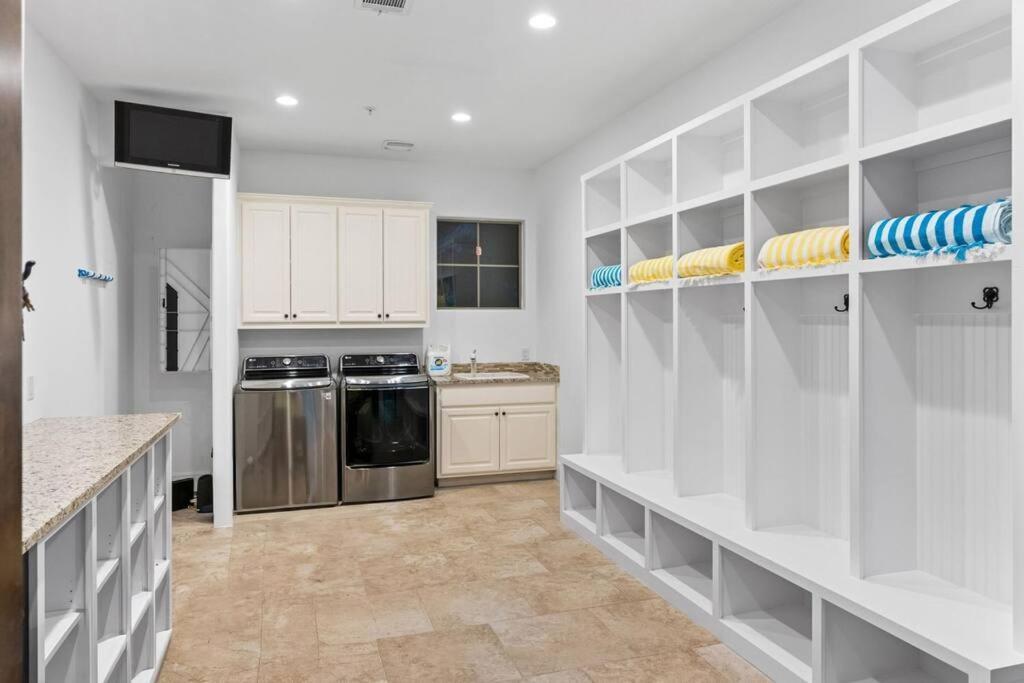Pet Friendly Retreat In With Pool-backyard Austin