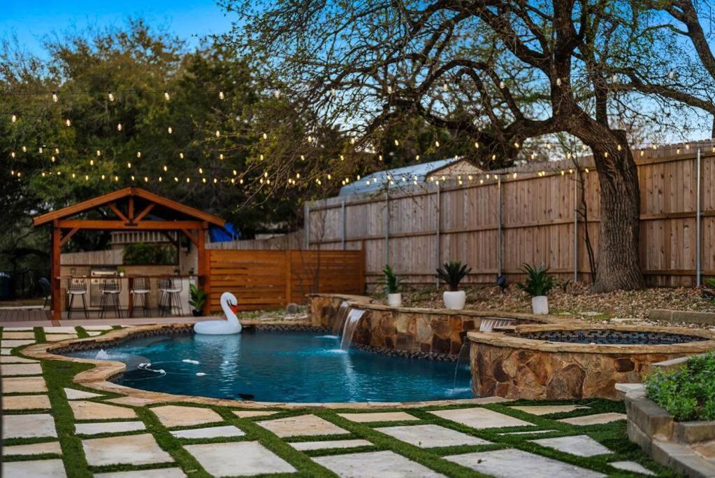 Pet Friendly Retreat In With Pool-backyard Holiday home
