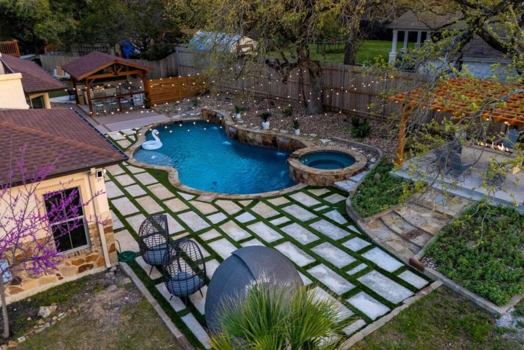 Pet Friendly Retreat In With Pool-backyard Holiday home