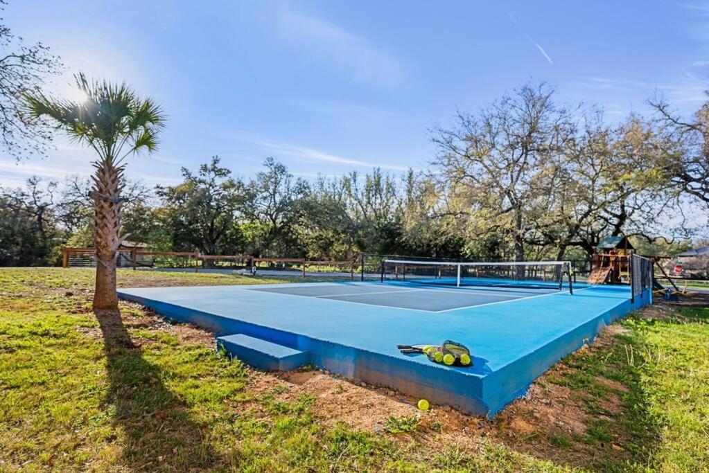 Pet Friendly Retreat In With Pool-backyard Holiday home *