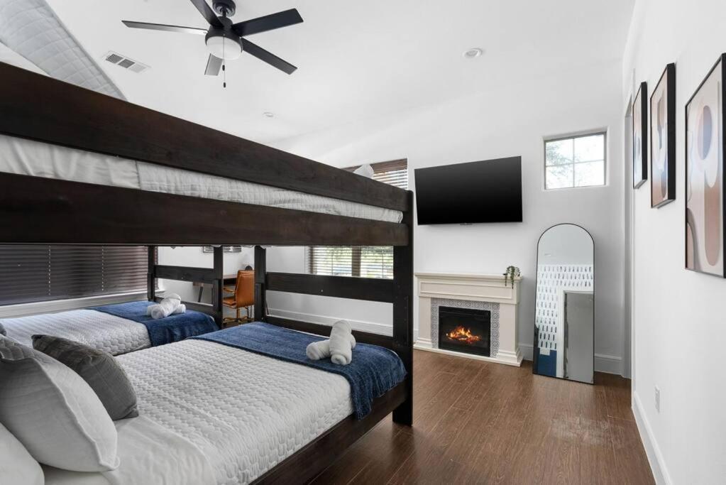 Pet Friendly Retreat In With Pool-backyard * Austin