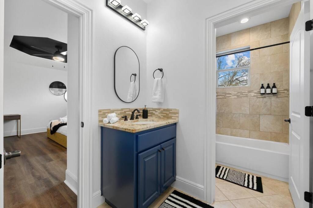 Holiday home Pet Friendly Retreat In With Pool-backyard Austin
