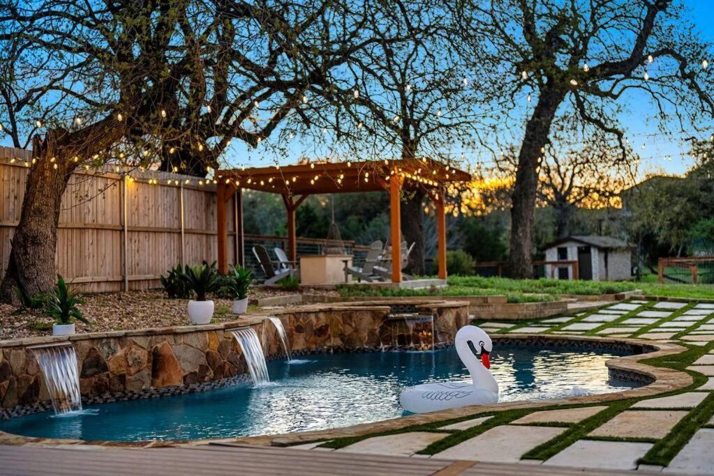 Pet Friendly Retreat In With Pool-backyard Holiday home