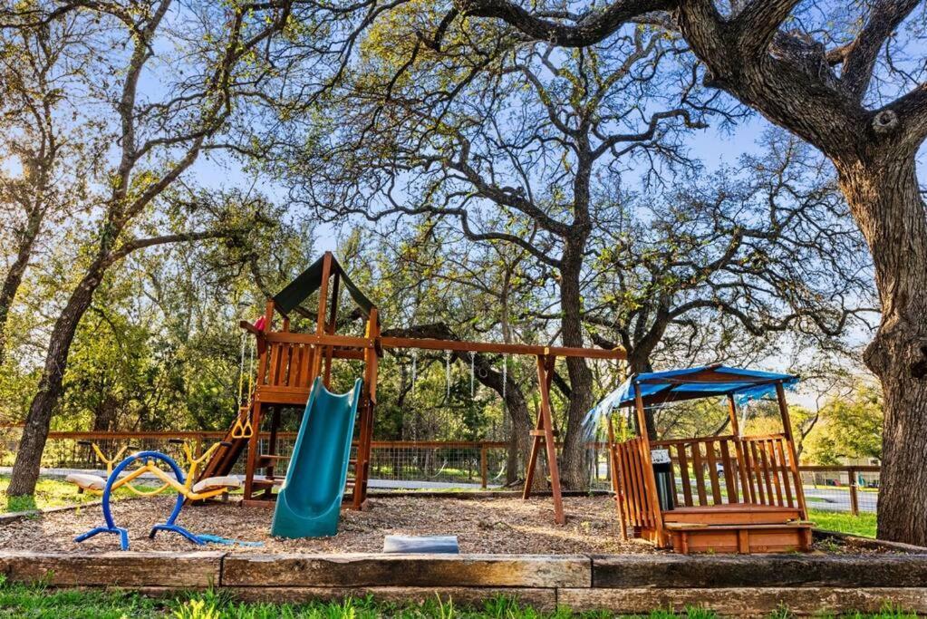 Pet Friendly Retreat In With Pool-backyard Holiday home