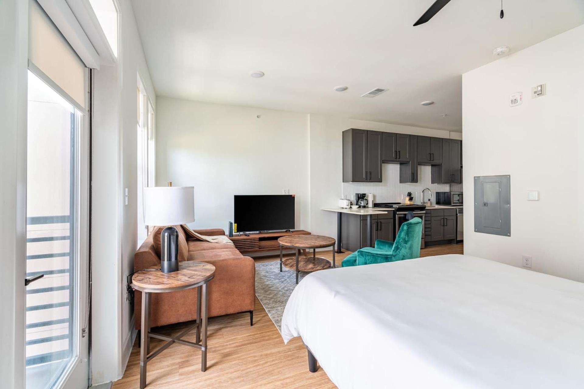 Apartment Downtown With Pool And Trail Access *
