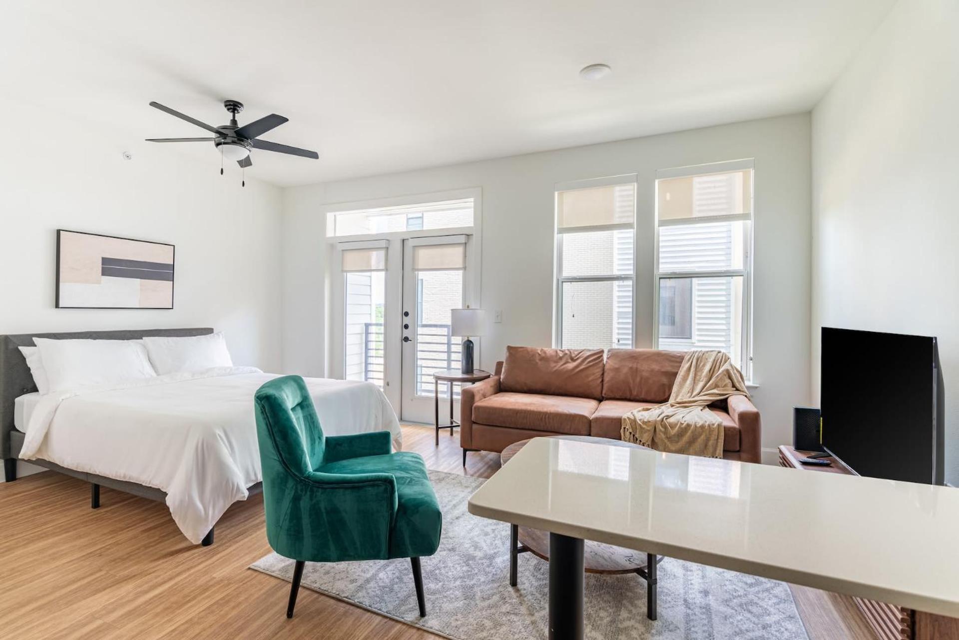 Downtown With Pool And Trail Access Apartment *