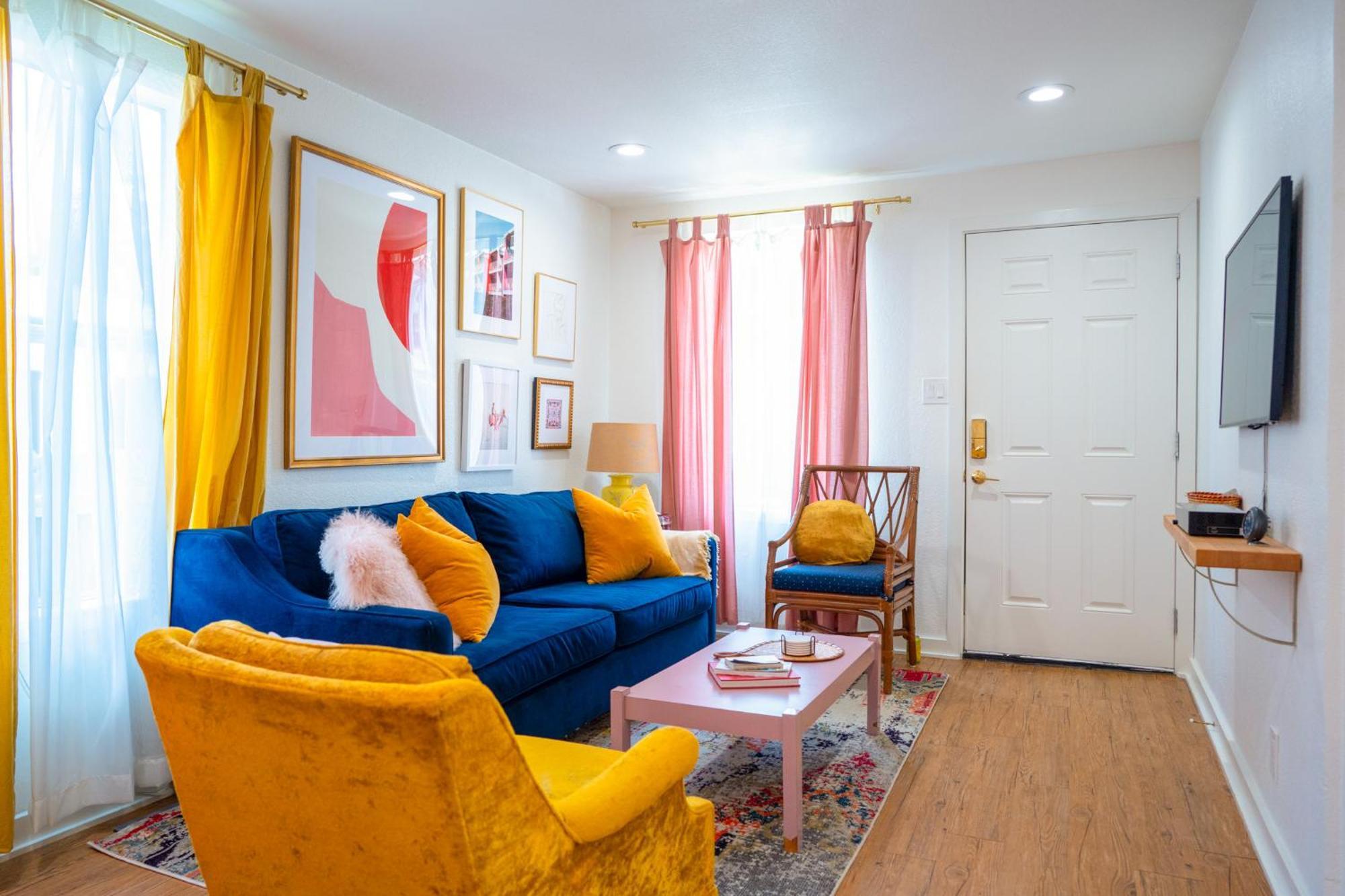 Stylish, Artsy Eastside Holiday home *