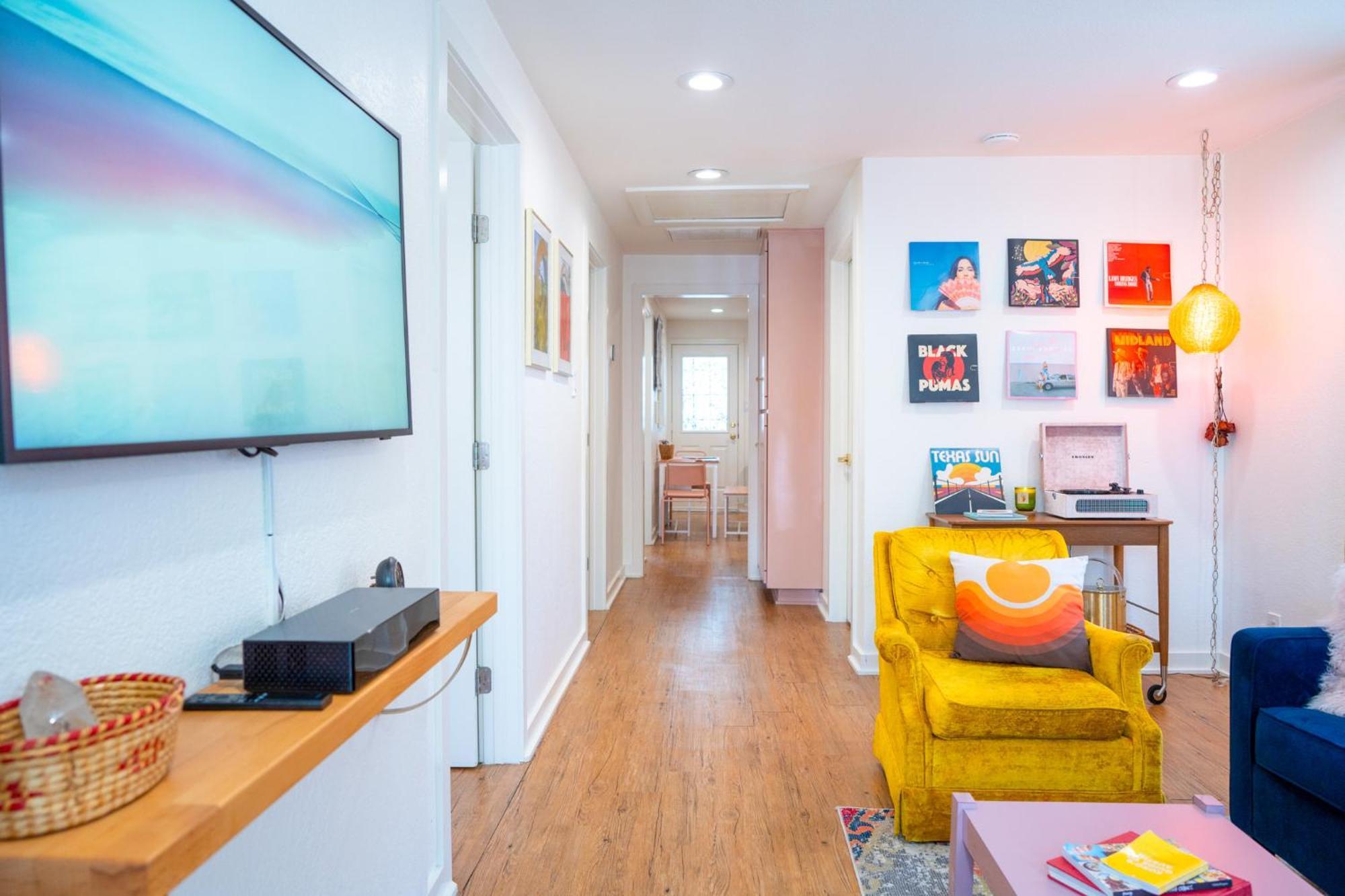 Stylish, Artsy Eastside Holiday home