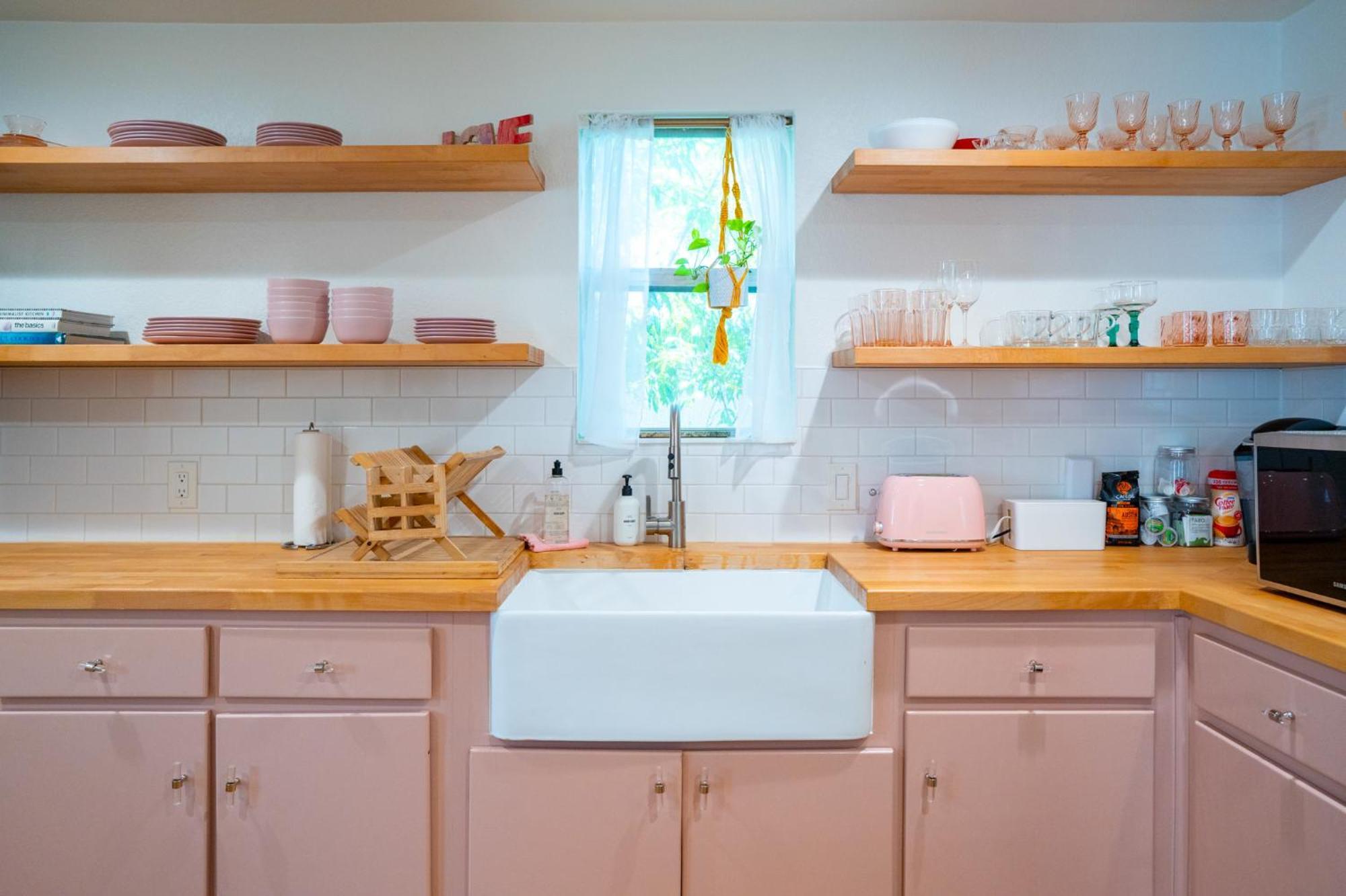 Stylish, Artsy Eastside Holiday home *