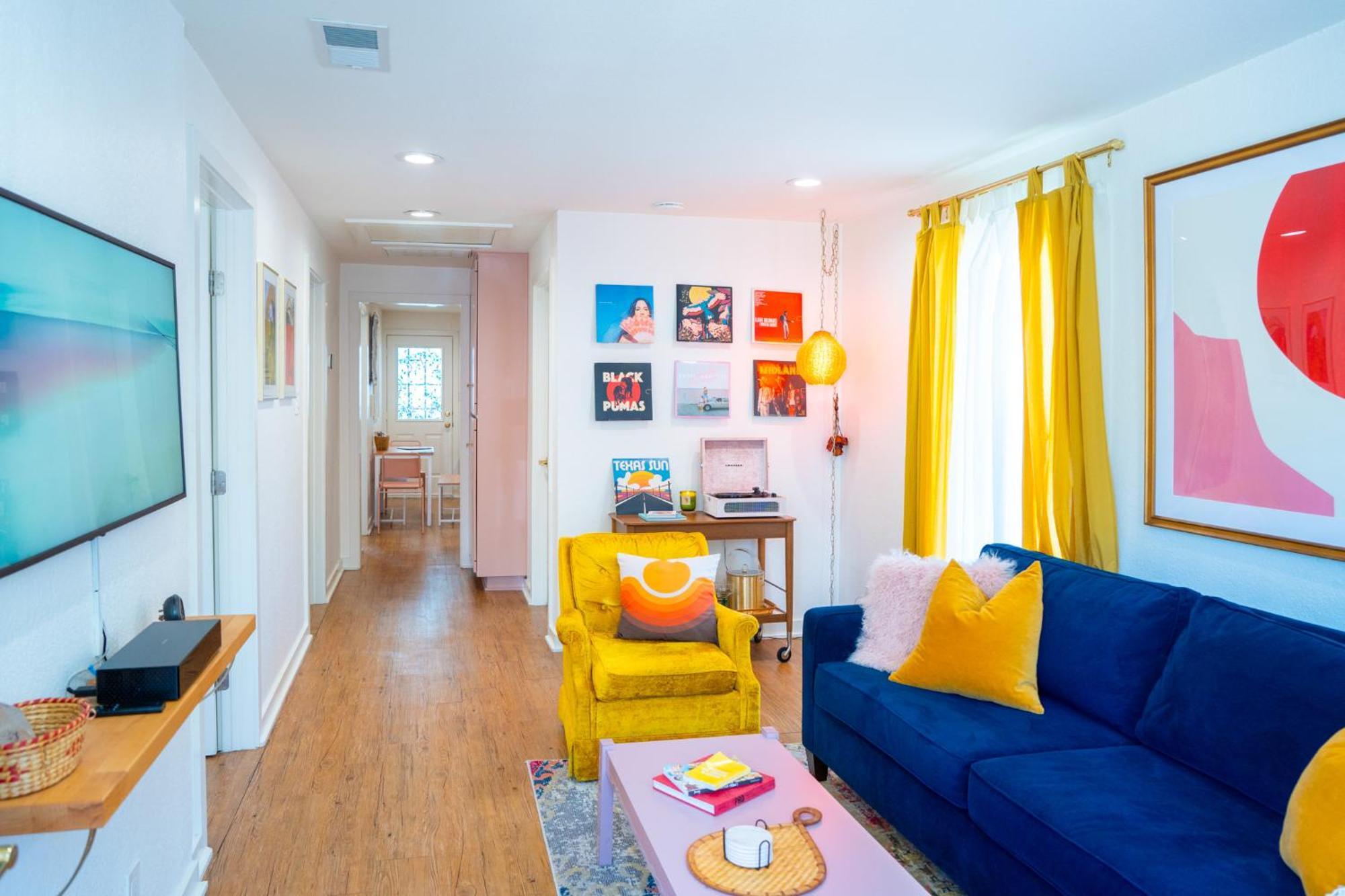 Stylish, Artsy Eastside Holiday home