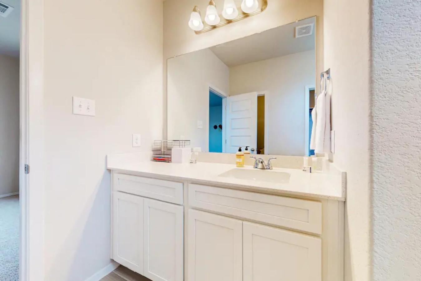Modern & Stylish Retreat Near Downtown- New Holiday home Austin