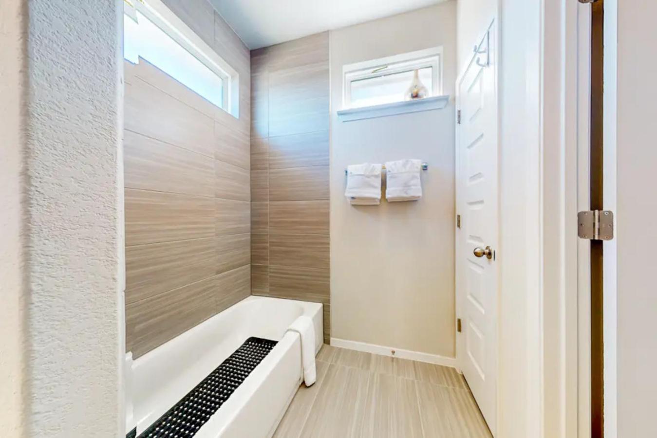Modern & Stylish Retreat Near Downtown- New *