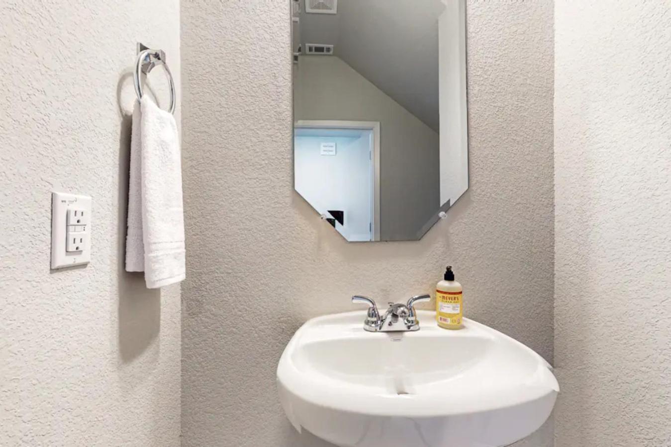 Modern & Stylish Retreat Near Downtown- New Holiday home Austin