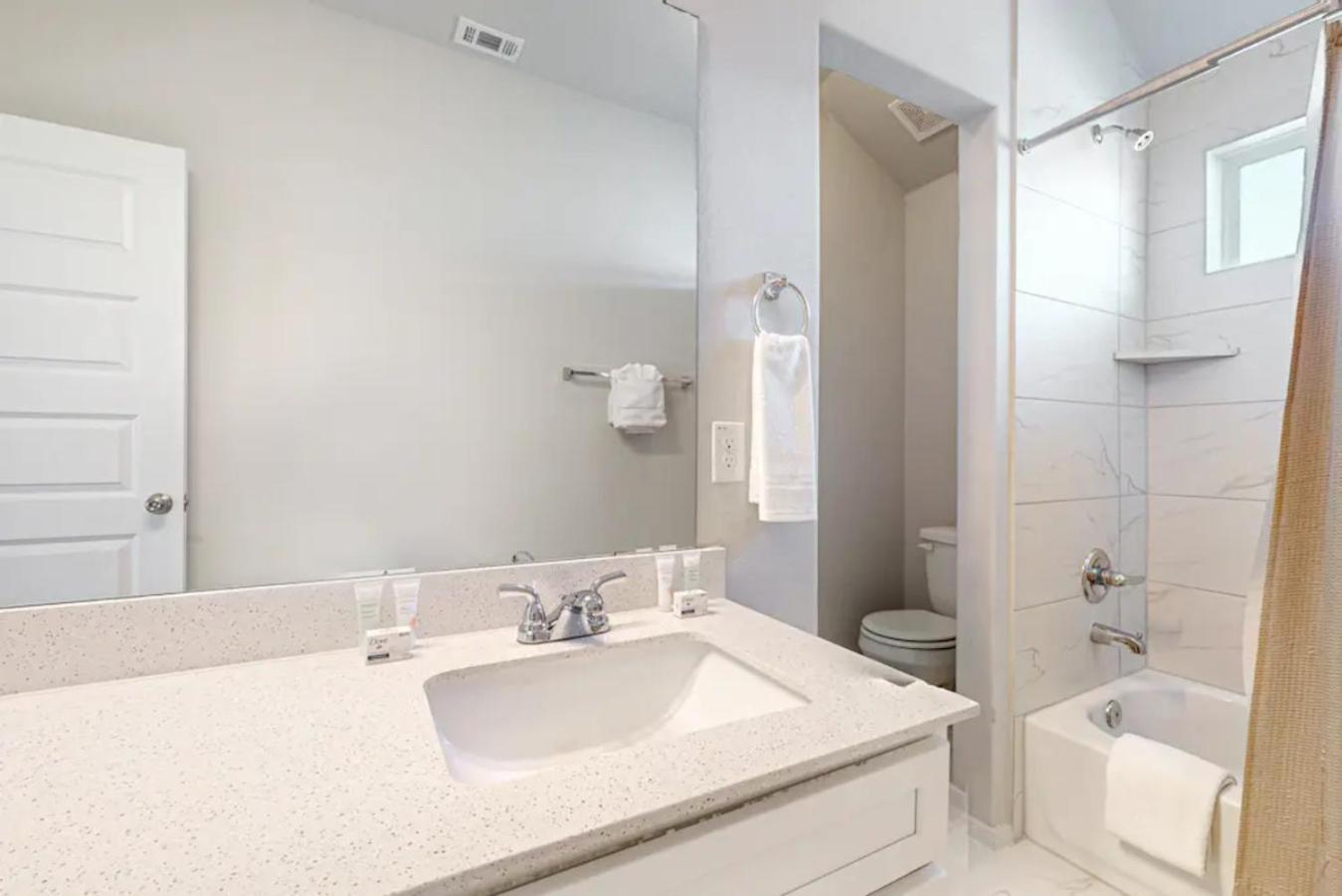 Modern & Stylish Retreat Near Downtown- New * Austin